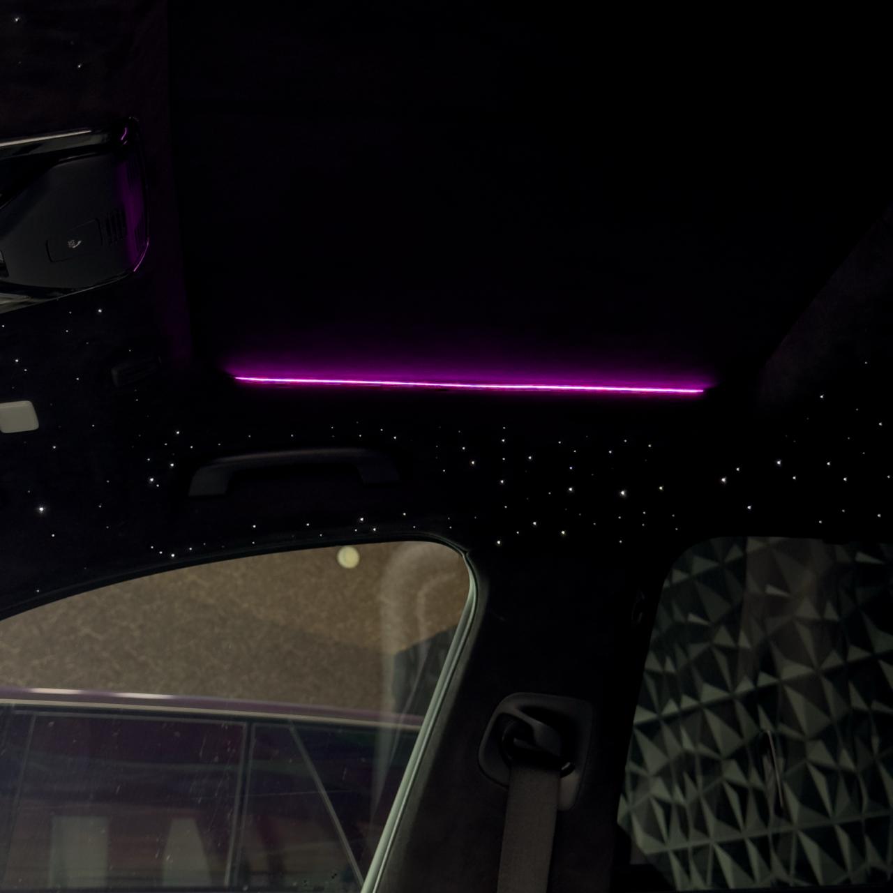 detaliu linie luminoasă plafon înstelat violet