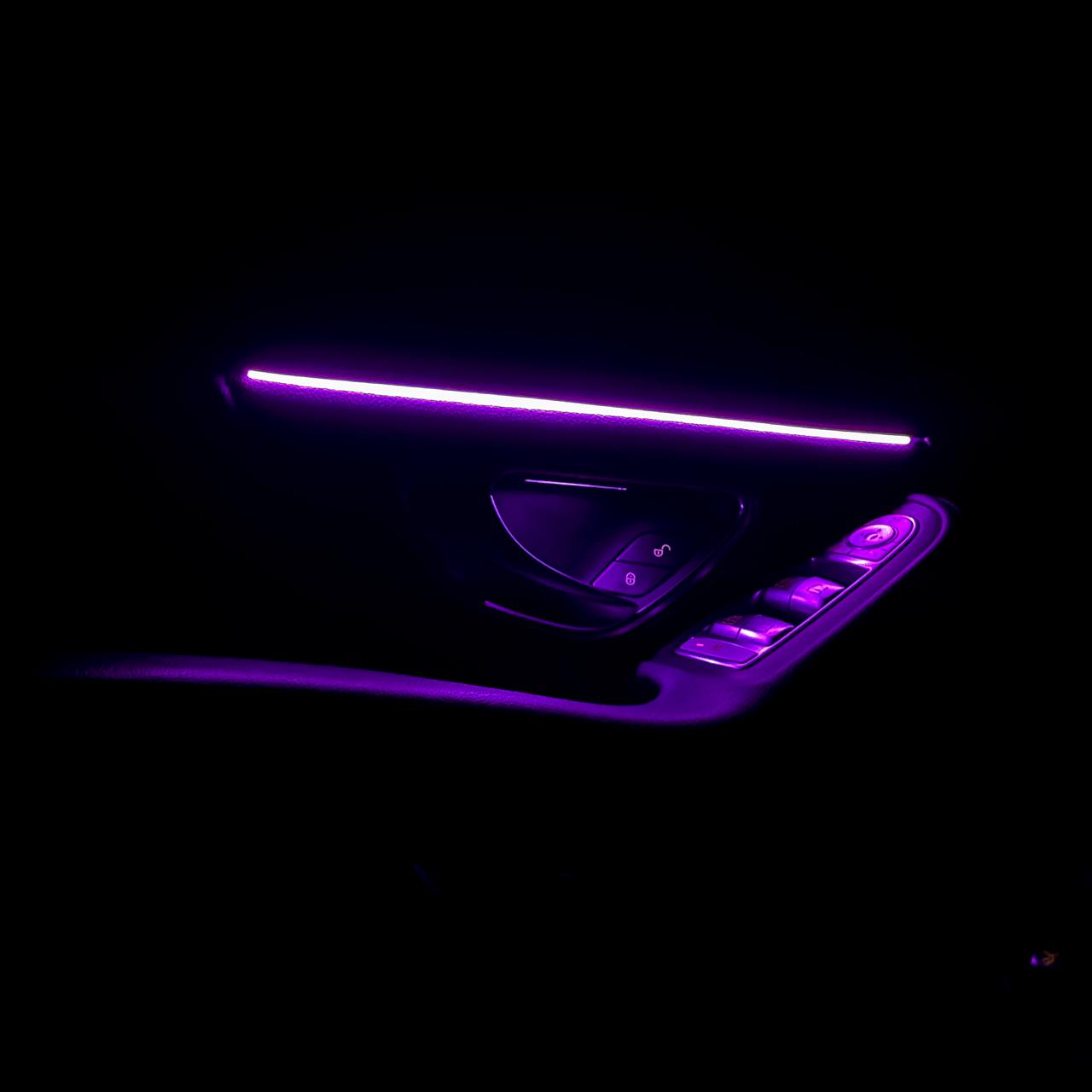 detaliu lumină ambientală ușă violet